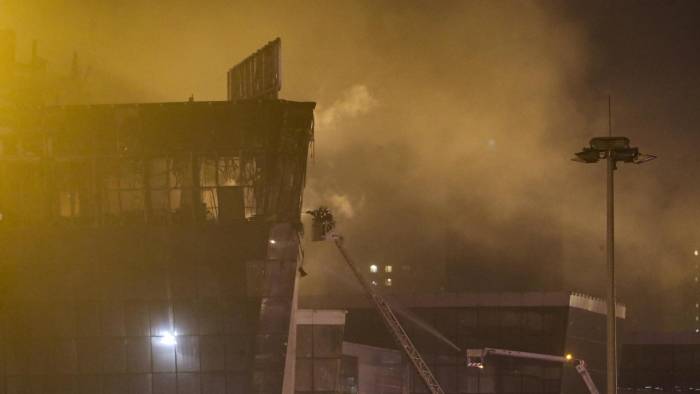 Los bomberos intentan extinguir un incendio en la sala de conciertos Crocus City Hall en llamas tras un tiroteo en Krasnogorsk, en las afueras de Moscú, Rusia.