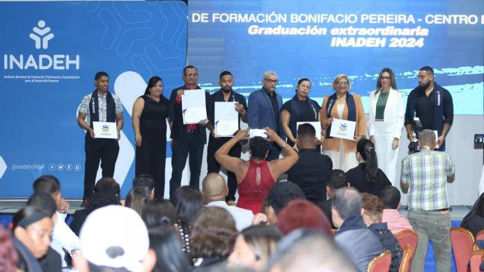 Los egresados que recibieron sus certificados, provienen de siete centros de formación ubicados en las provincias de Panamá y Panamá Oeste.