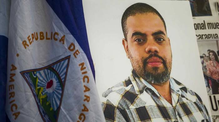 Vista de una fotografía del periodista Ángel Gahona junto a una bandera de Nicaragua durante un homenaje celebrado en su honor en Managua (Nicaragua).