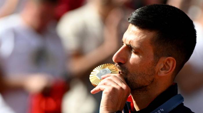 Novak Djokovic besa la presea de oro conseguida en París 2024.