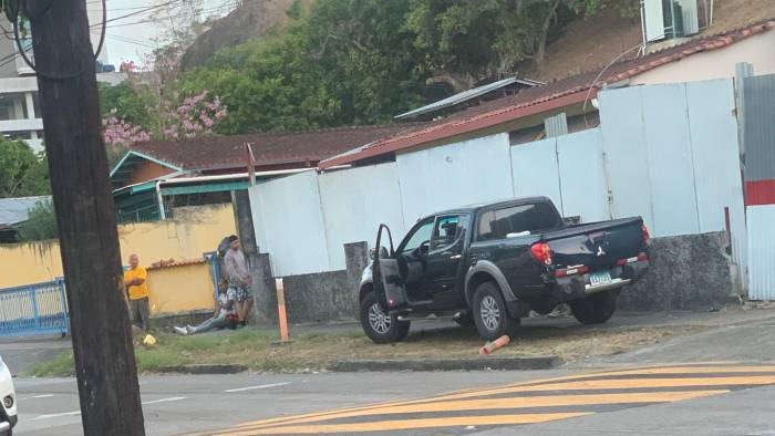 Según los vecinos, el lote en cuestión ha sido cercado con hojas de zinc.