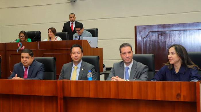 Autoridades del MEF durante la discusión en tercer debate del proyecto de ley 138.