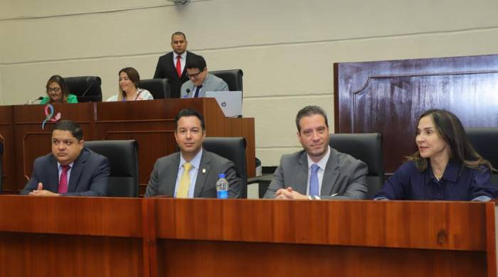 Autoridades del MEF durante la discusión en tercer debate del proyecto de ley 138.