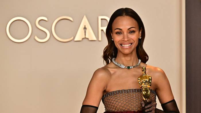 La actriz estadounidense Zoe Saldana posa en la sala de prensa con el Oscar a Mejor Actriz de Reparto por “Emilia Pérez”.