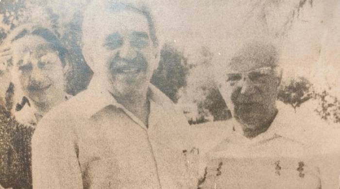 En primer plano, Rogelio Sinán (der) y Gabriel García Márquez.