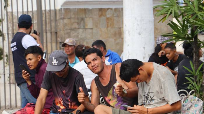 Migrantes esperan este miércoles, en las principales plazas de la ciudad de Tapachula en el estado de Chiapas (México).