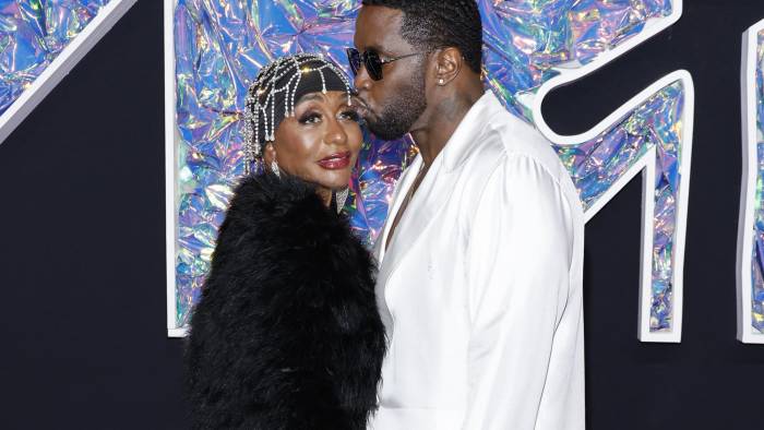 Diddy (der.) y su madre, Janice Combs, asisten a los MTV Video Music Awards 2023 en el Prudential Center el 12 de septiembre de 2023 en Newark, Nueva Jersey.