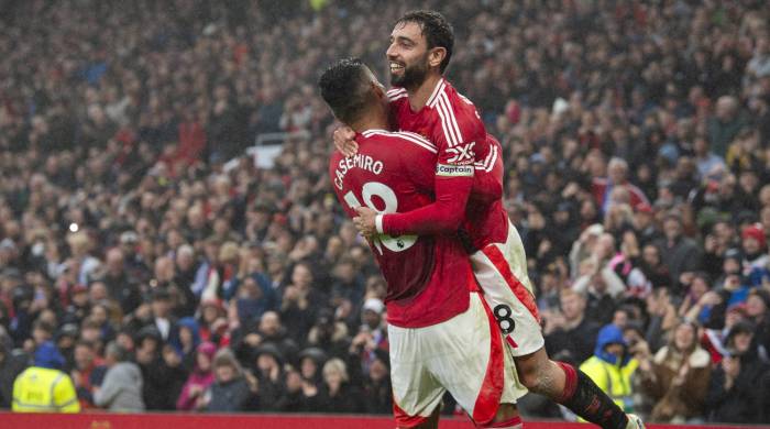 Los jugadores del United, Bruno Fernandes y Casemiro (i) celebran el segundo gol de su equipo.