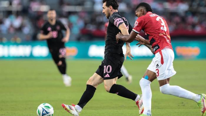 El delantero del Inter Miami, Lionel Messi (izq.) y Kadir Hurtado del Sporting San Miguelito durante el partido amistoso.