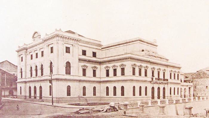 Imagen del Palacio Nacional, recién construido. Nótese los trabajos de adecuación del entorno con jardines y barandales sobre la antigua muralla colonial y la playa, donde una de las fachadas del edificio remataba hacia esta sección este con una bóveda rebajada.