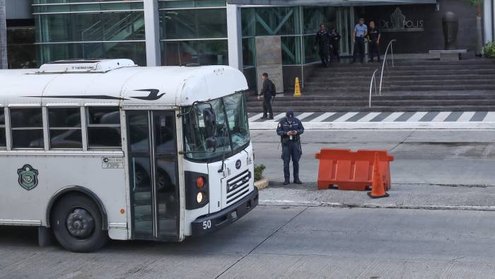 Policía vigila hotel que hospeda a los expulsados.