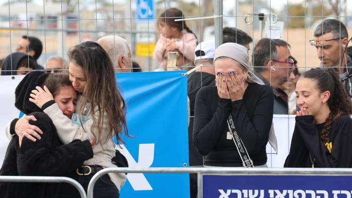 Familiares de un rehén abrazándose cuando un helicóptero que transporta a un rehén liberado llega a un centro médico, en Ramat Gan, Israel. Israel y Hamás completaron el sábado el quinto intercambio de prisioneros.