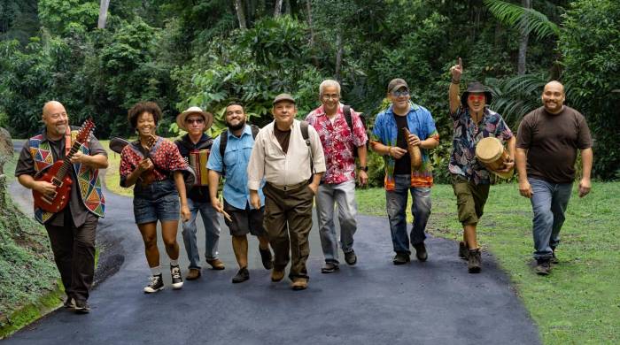 Rómulo Castro y el grupo Tuira, en una fotografía del año 2022 para la Gira Nacional Identidad.