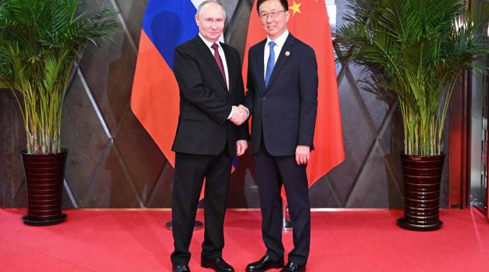 El vicepresidente de China, Han Zheng (d.), junto al presidente de Rusia, Vladimir Putin (i.)