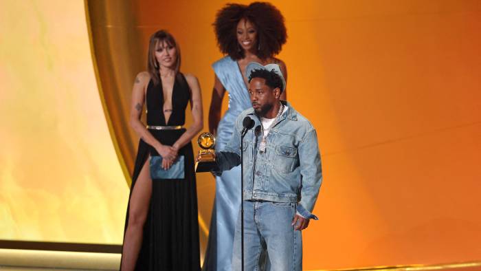 Kendrick Lamar acepta el premio a la grabación del año por “Not Like Us”.