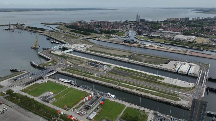 Vista de la nueva esclusa de Terneuzen, una obra titánica que forma parte de un complejo más grande de esclusas que une la ciudad de Gante con Zelanda y el Mar del Sur, que hoy inauguran los reyes de Bélgica y Países Bajos.