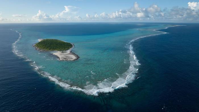 Este primer santuario marino nacional abarca 48.000 kilómetros cuadrados, que rodea a los dos atolones deshabitados y las profundidades marinas cercanas que estarán totalmente protegidas de la pesca.