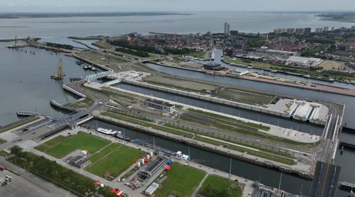 Vista de la nueva esclusa de Terneuzen, una obra titánica que forma parte de un complejo más grande de esclusas que une la ciudad de Gante con Zelanda y el Mar del Sur, que hoy inauguran los reyes de Bélgica y Países Bajos.