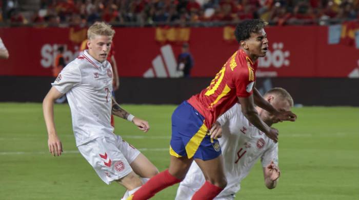 El delantero de la selección española, Lamine Yamal (c) durante el partido contra Dinamarca.