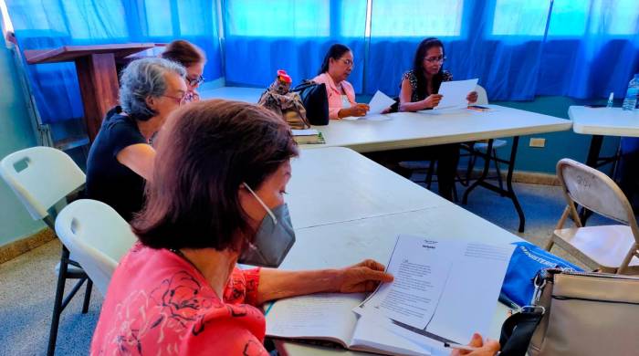 Taller de expresión literaria para adultos mayores en la biblioteca Hortensio de Ycaza.