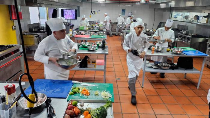 A 75 minutos de iniciada la competencia, los participantes debieron presentar el plato fuerte y a los 90 minutos, el postre.