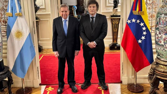 El presidente de Argentina, Javier Milei (d), junto al líder opositor venezolano Edmundo González Urrutia este sábado, en la Casa Rosada en Buenos Aires (Argentina).