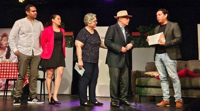 El Ministerio de Cultura ofreció un homenaje por la trayectoria del dramaturgo.