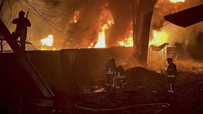 Fotografía ilustrativa que muestra a rescatistas ucranianos trabajando en el lugar de un ataque nocturno con drones en Kiev, Ucrania, el 23 de marzo de 2025, en medio de la invasión rusa en curso.