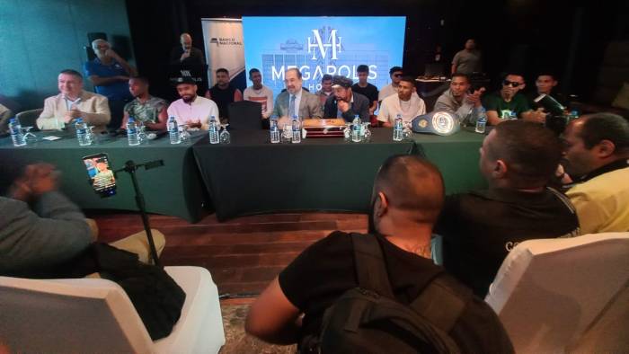 En conferencia de prensa se presentaron ayer a los actores de la mega función de boxeo.