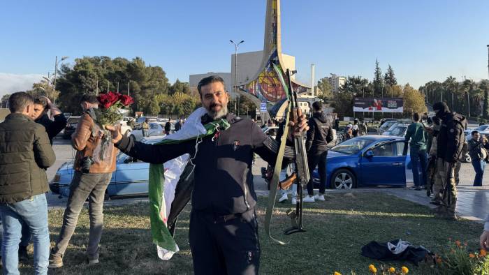 Un grupo de personas celebra la caída del presidente Bachar al Asad este domingo, en Damasco.