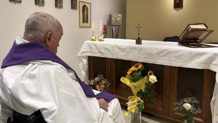 El Vaticano difundió el pasado domingo la primera foto del papa Francisco desde su hospitalización el pasado 14 de febrero.