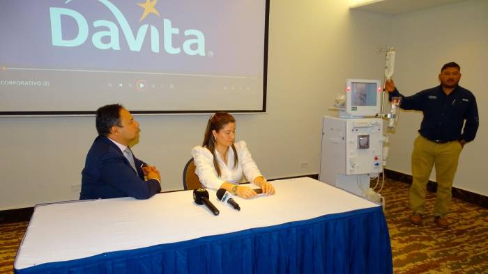 Alfonso Bunch, gerente de DaVita Colombia (i) junto a María Lorena Hernández, directora ejecutiva de Sintec.