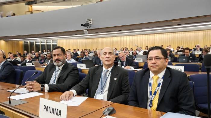 El administrador de la Autoridad Marítima de Panamá, Luis Roquebert, centro, durante su participación en la asamblea de la OMI.