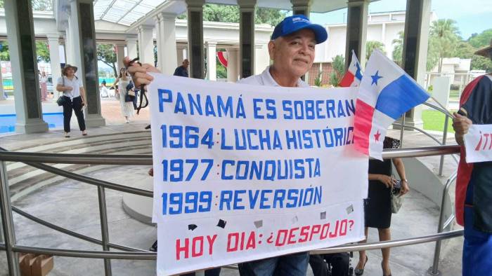 Protesta luego de actos protocolares en conmemoración del Día de los Mártires.