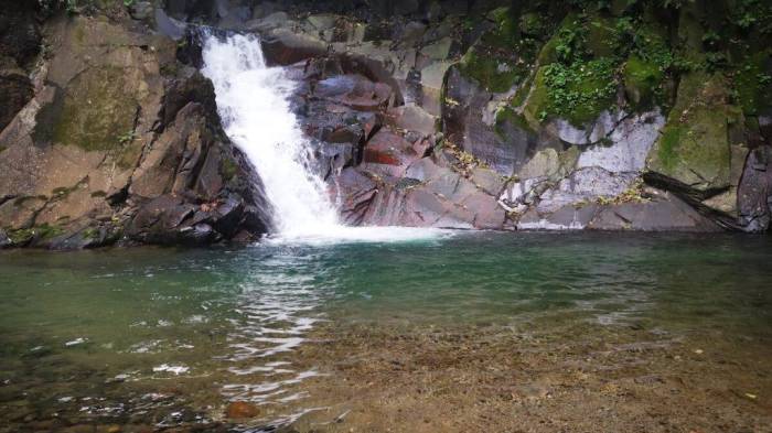 La cascada Pozo Azul es una de las más populares en el área.