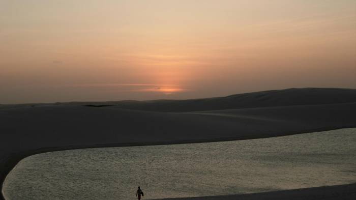 Puesta del sol en el Parque Nacional de los Lençois Maranhenses.