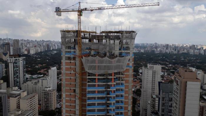 Fotografía aérea de un edificio de apartamentos en construcción, en São Paulo (Brasil).