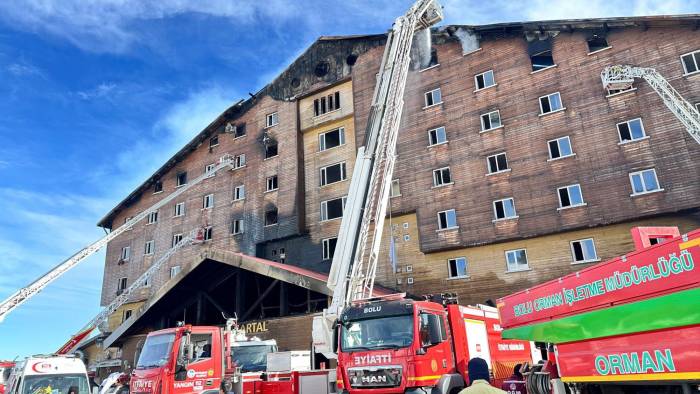 Una foto proporcionada por el Departamento de Bomberos del Municipio de Sakarya muestra a los bomberos trabajando en el lugar del incendio que estalló en un hotel en el Complejo Esquí Kartalkaya en Bolu.