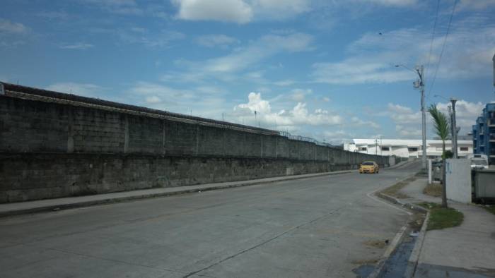 Muro actual divisorio que limita el “parque Electoral” con Curundú.