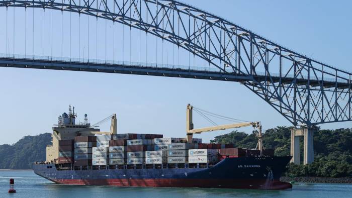 Un barco tránsito bajo el puente de las Américas.