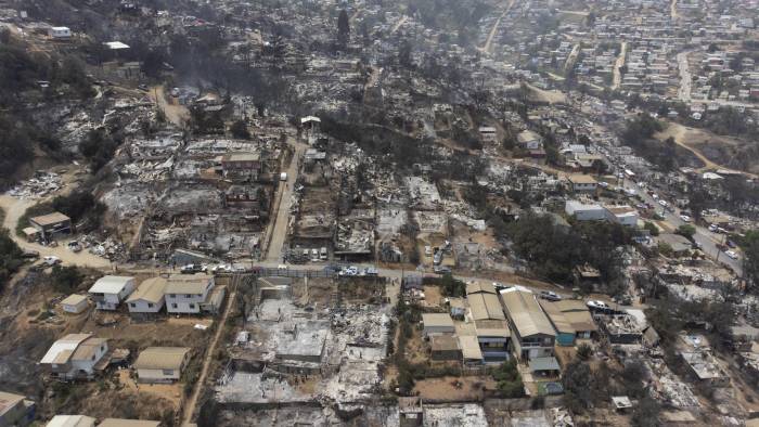 Fotografía aérea de archivo que muestra el sector de Achupallas, afectado por incendios forestales de Viña del Mar, Región de Valparaíso (Chile).