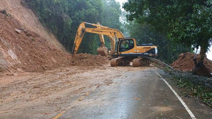 Muchas carreteras han quedado incomunicadas por los deslizamientos de lluvias.