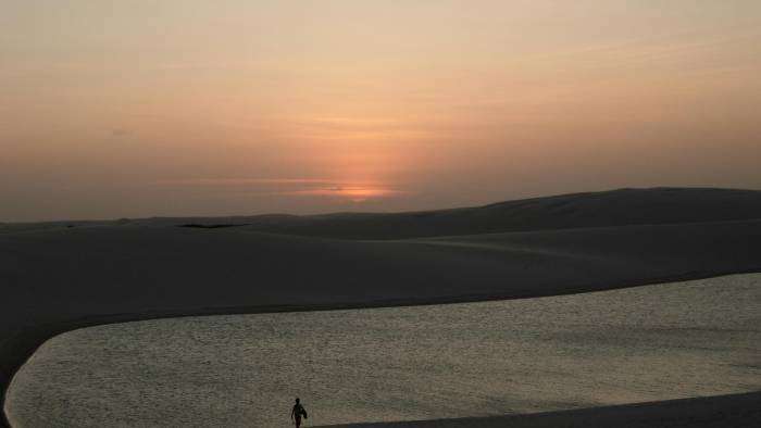 Puesta del sol en el Parque Nacional de los Lençois Maranhenses.