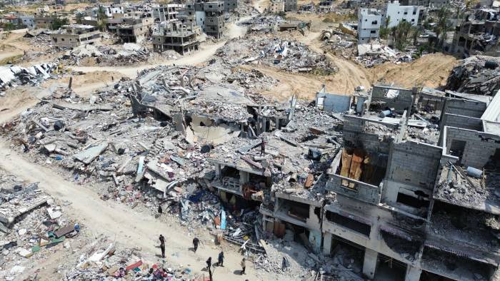 Vista aérea tomada con un dron que muestra la destrucción general en la ciudad de Jan Yunis, en la Franja de Gaza.