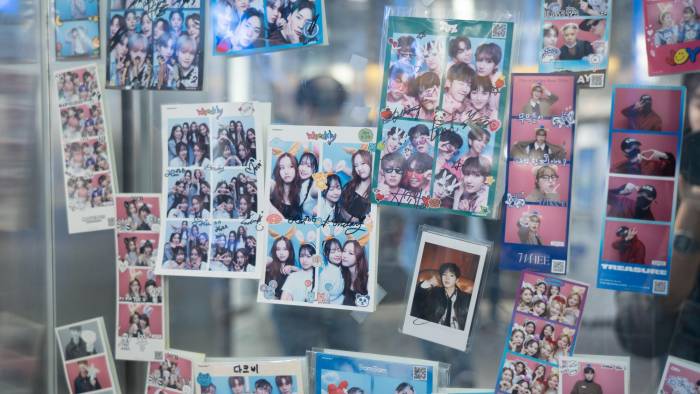 Ktown4u es visitada tanto por cantantes como aspirantes y fanáticos. Con fotos tomadas en una cabina dentro de la tienda, dejan prueba de sus visitas.