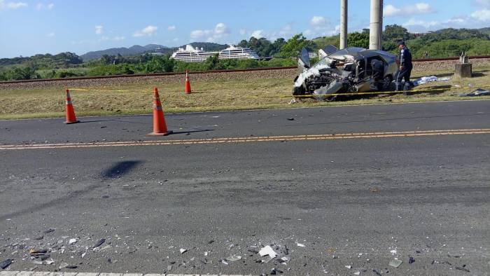 En el accidente estuvo involucrado un auto sedán color gris