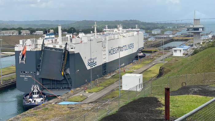 El buque portavehiculos más grande del mundo transita por el Canal de Panamá