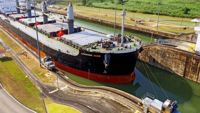 Un barco cruza por las esclusas del Canal de Panamá.