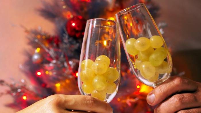 La tradición de comer doce uvas en Año Nuevo inició en España y se propagó por todo América Latina.