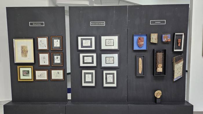 Exhibición de obra erótica, obras en servilletas y amuletos.